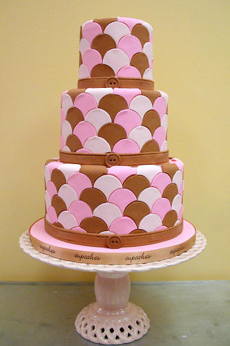 Retro Wedding Cake Pictures - Brown and Pink Circles