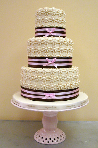 Retro Wedding Cake Pictures: Daisy Wedding Cake